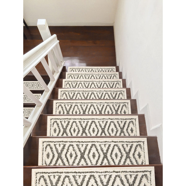 Foundry Select Sofihas White/Gray Diamond Shag Stair Rugs Machine